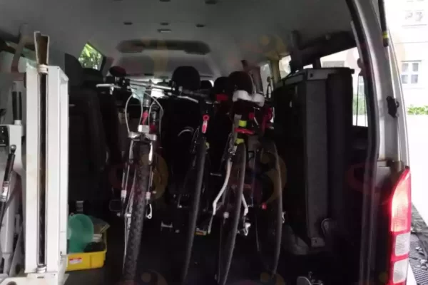 toyota-hiace-hiroof-singapore-maxi-cab-bicycle-transport-with-4-road-bicycles.webp